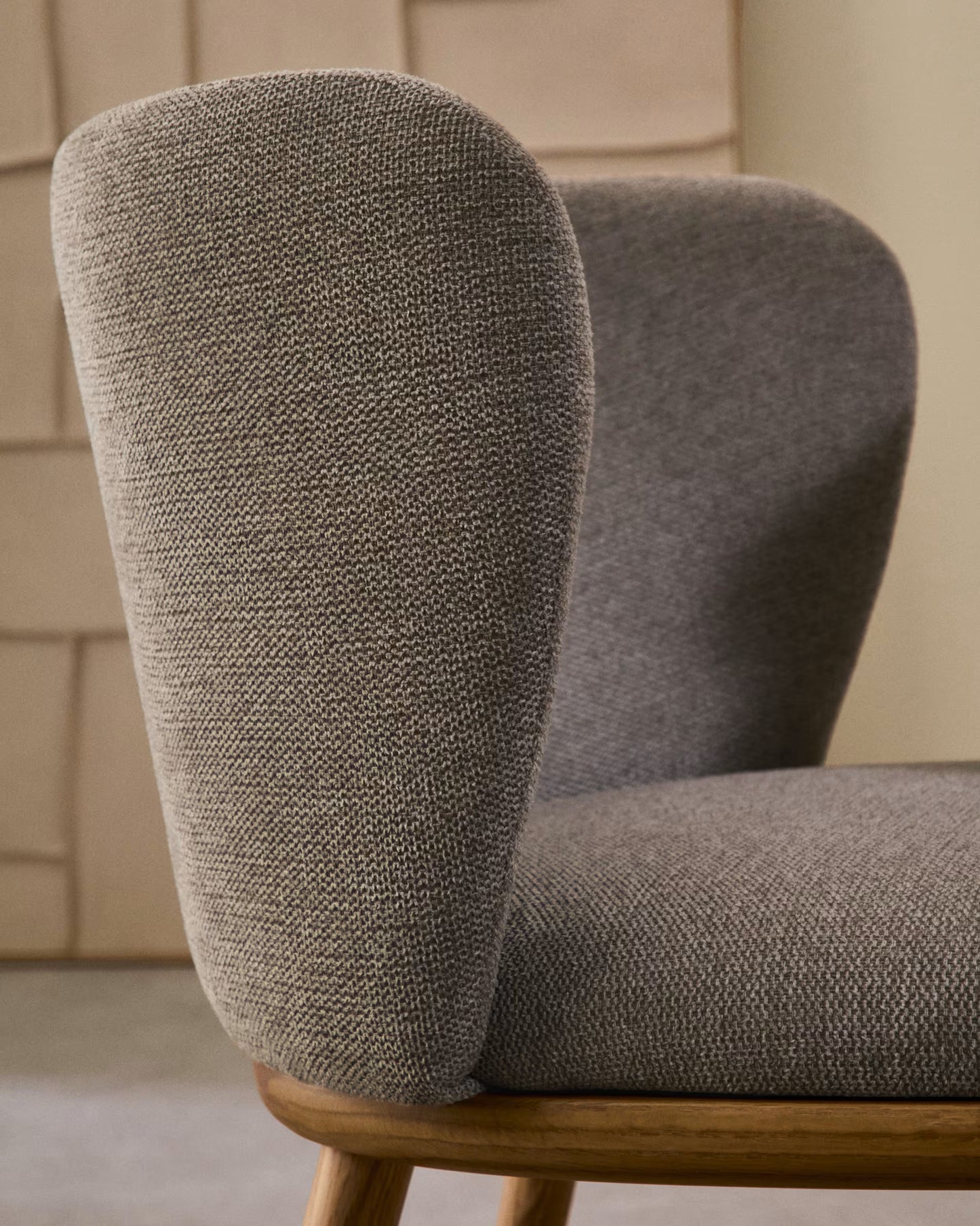 Kave Home Ciselia eetkamerstoel chenille Bruin poot hout