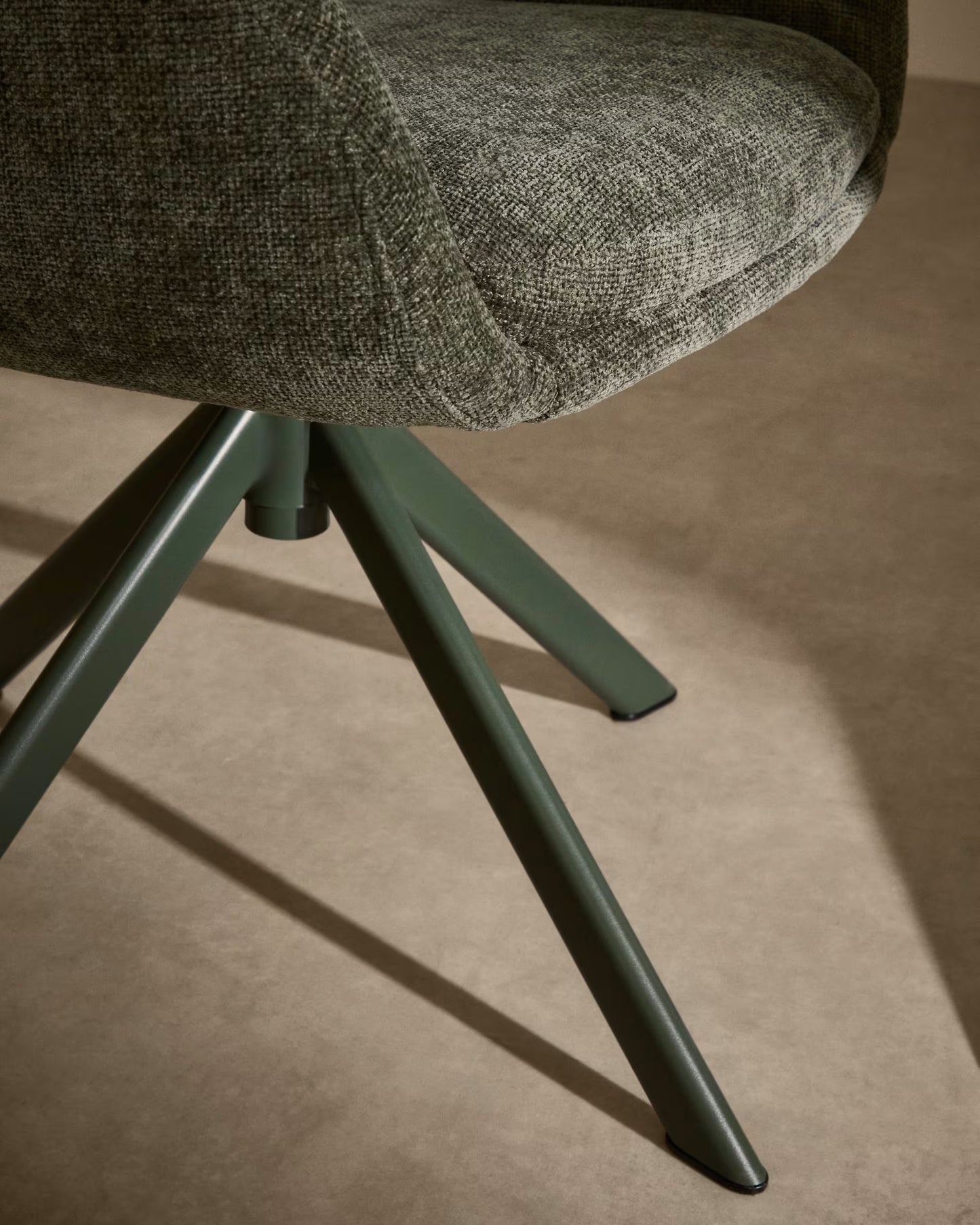 Kave Home Lexa eetkamerstoel met arm chenille Groen