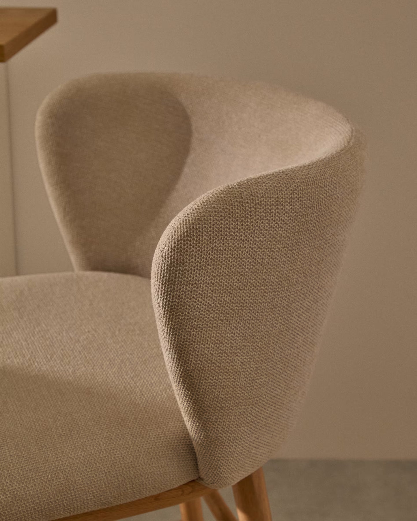 Kave Home Ciselia barkruk H75 chenille Beige poot hout