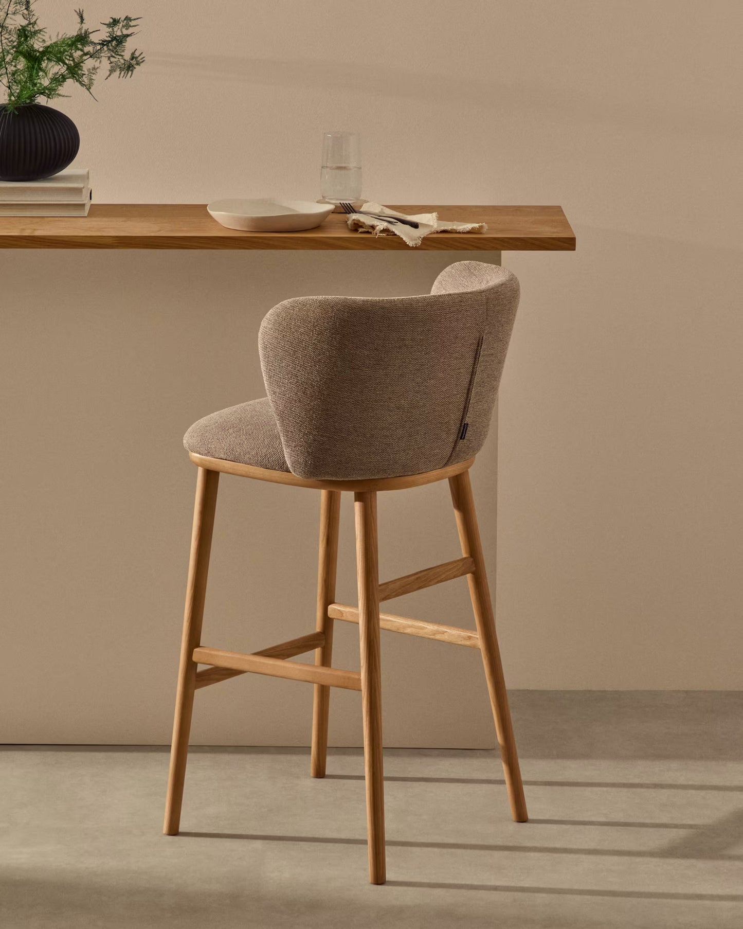 Kave Home Ciselia barkruk H75 chenille Beige poot hout