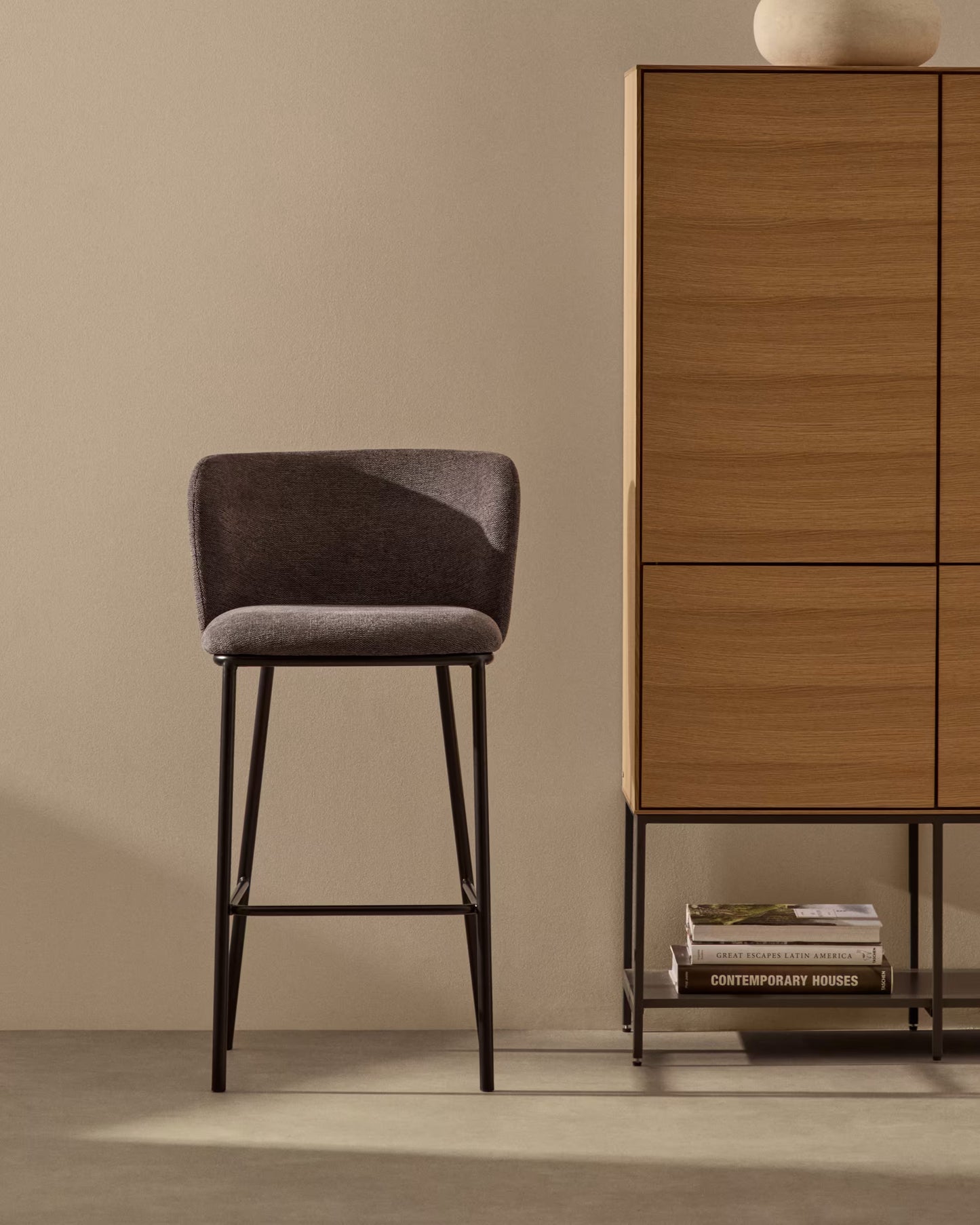 Kave Home Ciselia barkruk H75 chenille Donkergrijs poot zwart