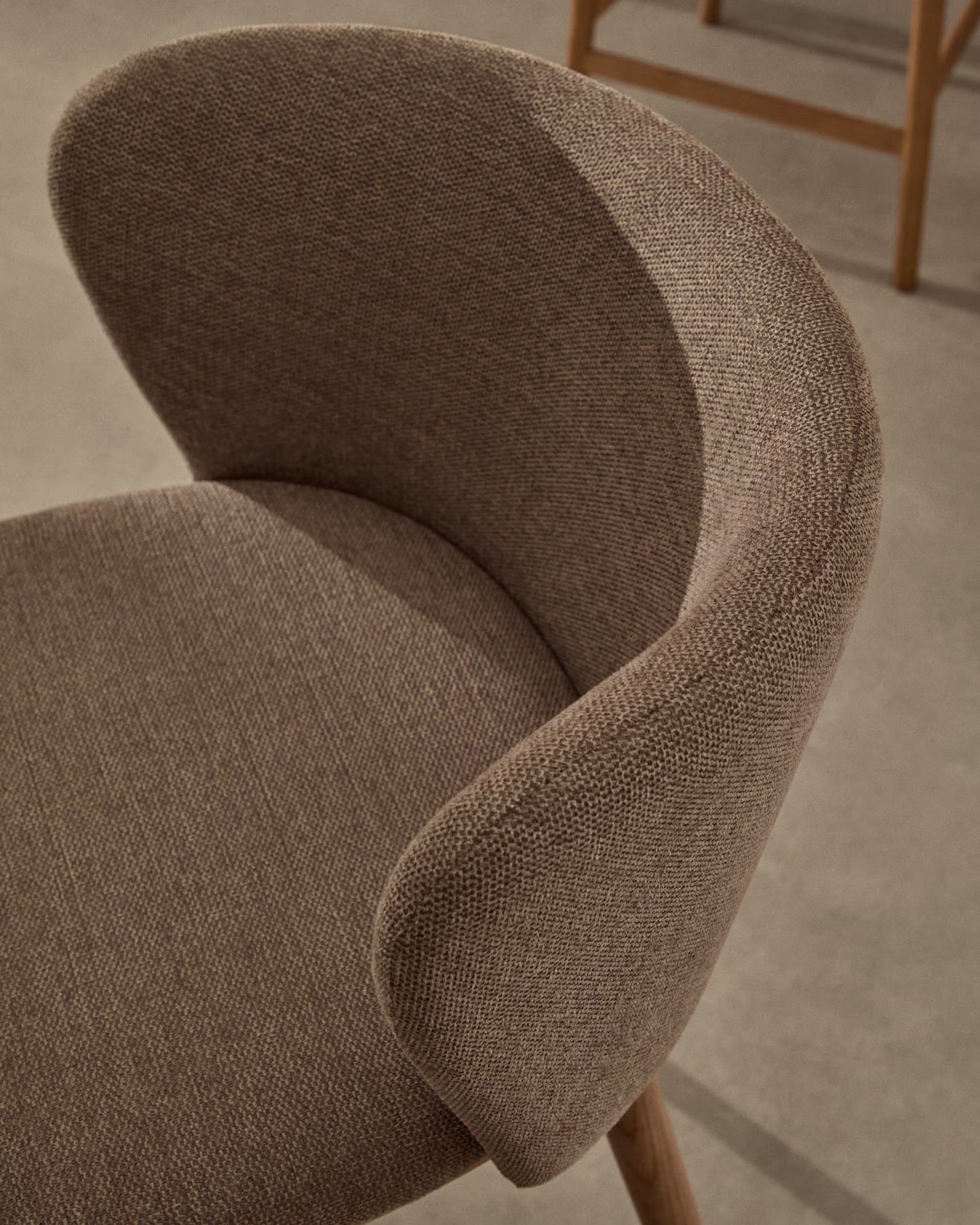 Kave Home Ciselia barkruk H65 chenille Bruin poot hout