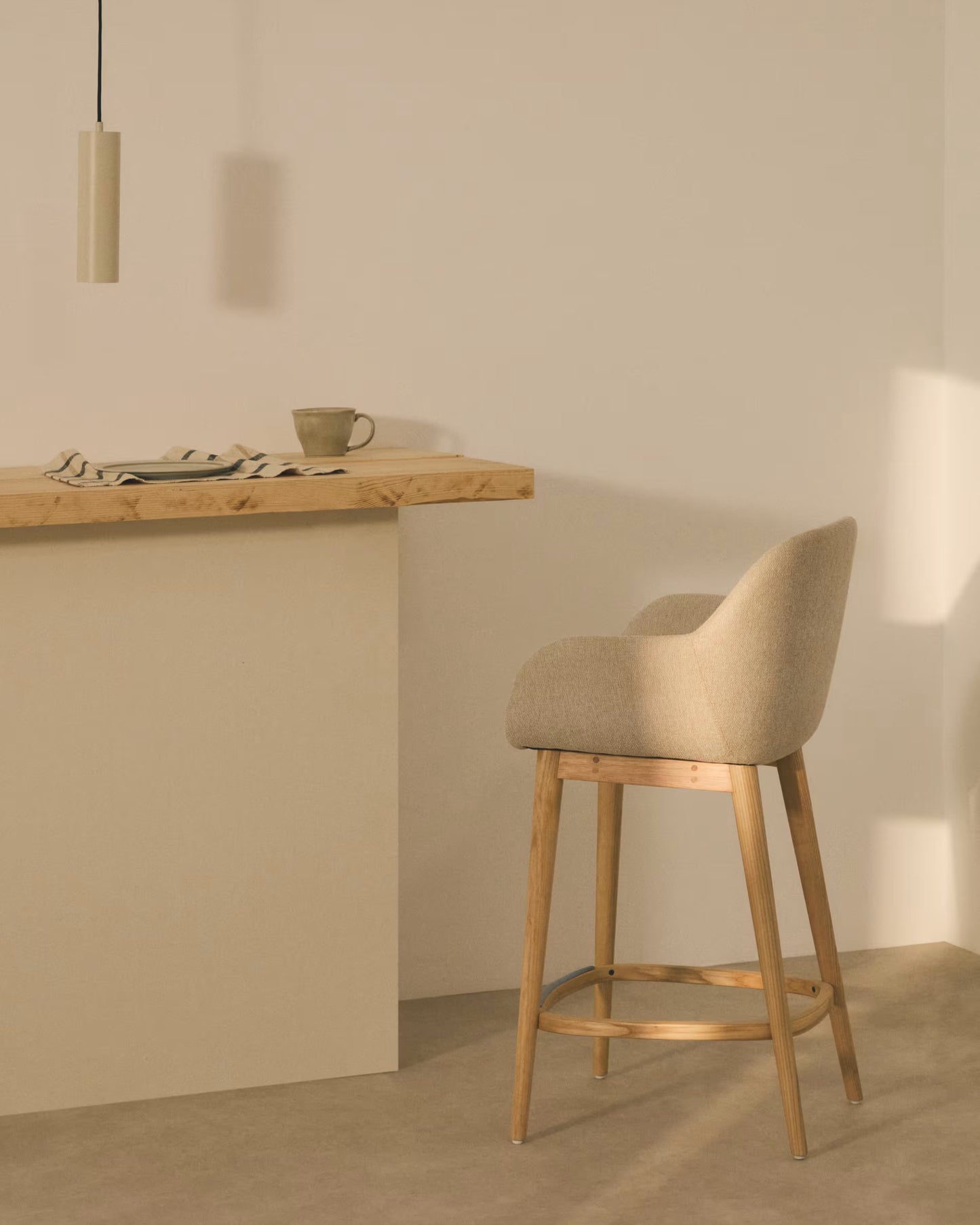 Kave Home Konna barkruk H65 licht hout Beige