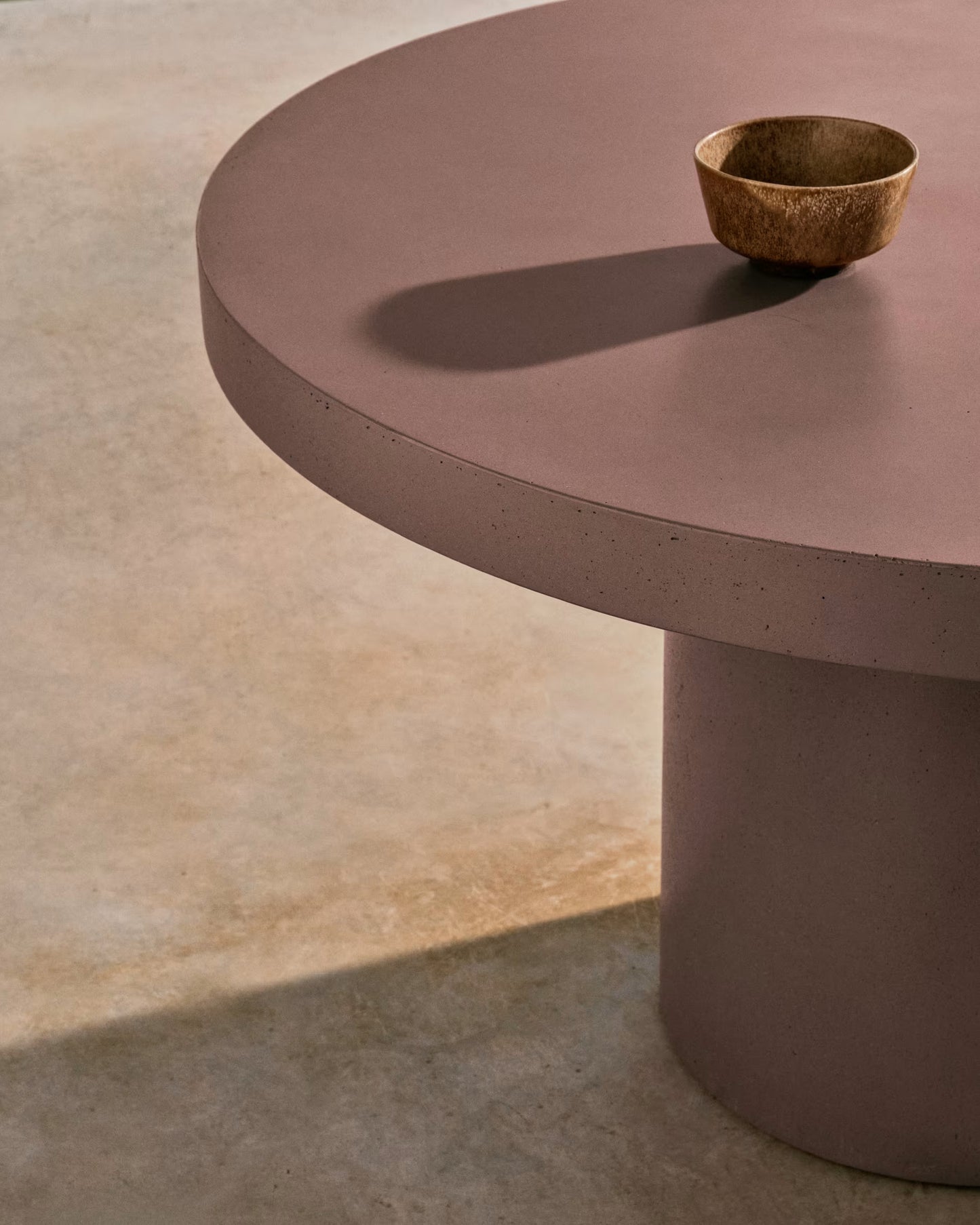 Kave Home Aiguablava tuintafel Ø120 cm cement Terracotta