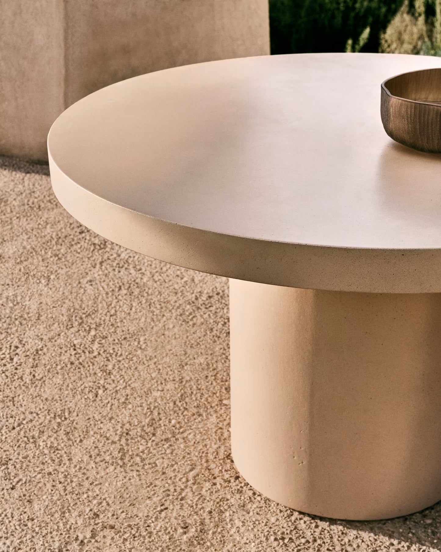 Kave Home Aiguablava tuintafel Ø120 cm cement Beige