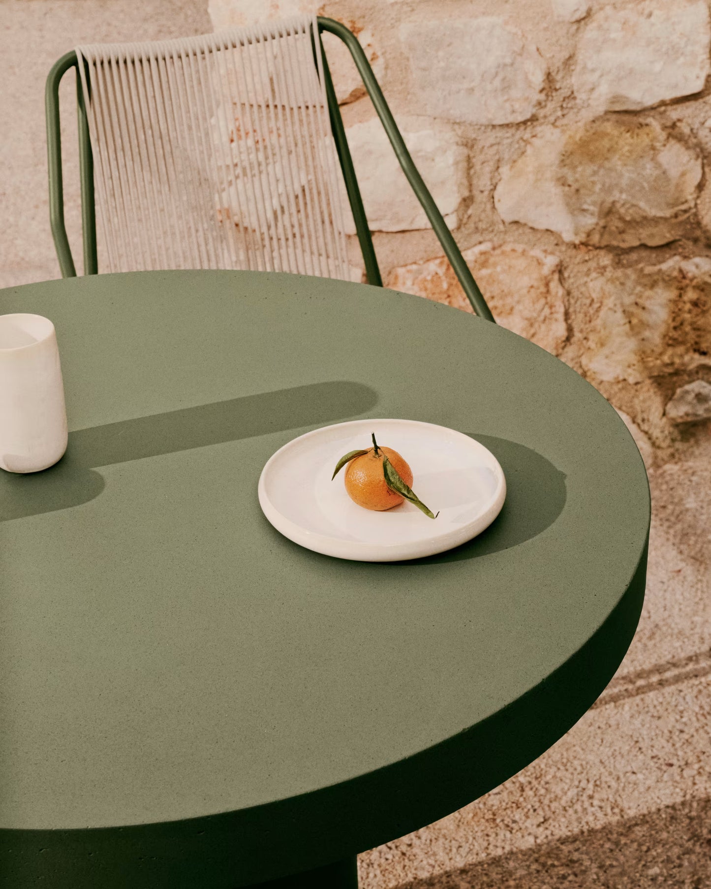 Kave Home Aiguablava tuintafel Ø90 cm cement Groen