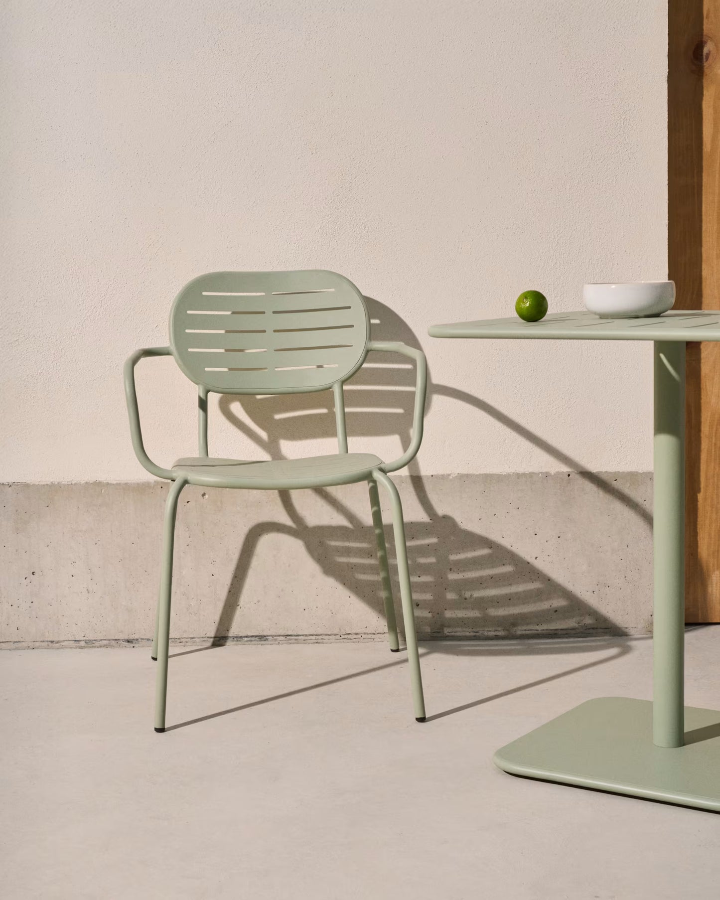 Kave Home Brai tuinstoel met arm gegalvaniseerd Turquoise