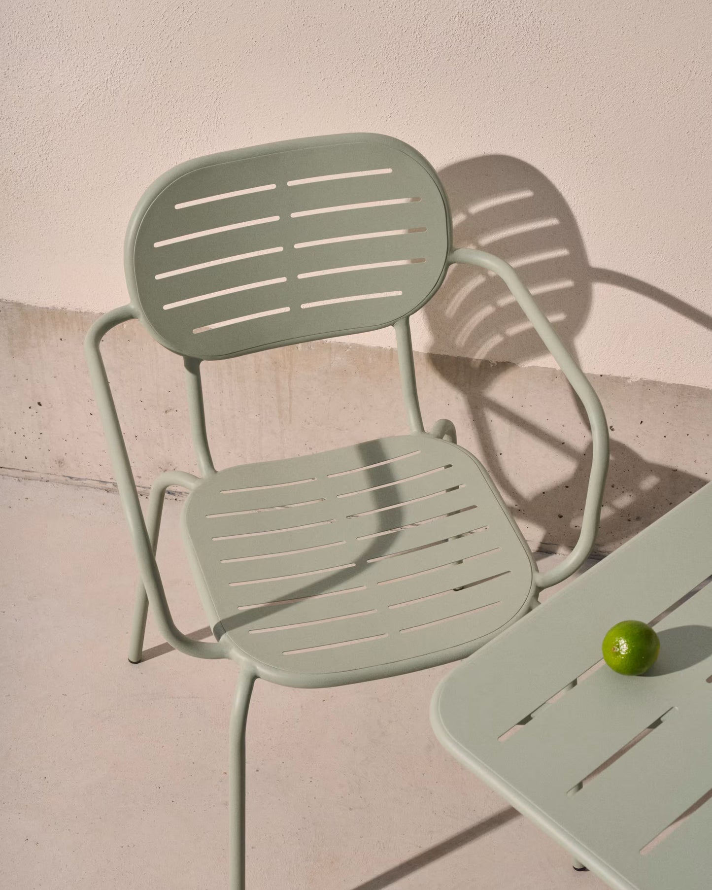 Kave Home Brai tuinstoel met arm gegalvaniseerd Turquoise