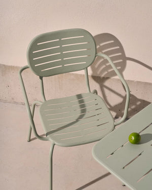 Kave Home Brai tuinstoel met arm gegalvaniseerd Turquoise