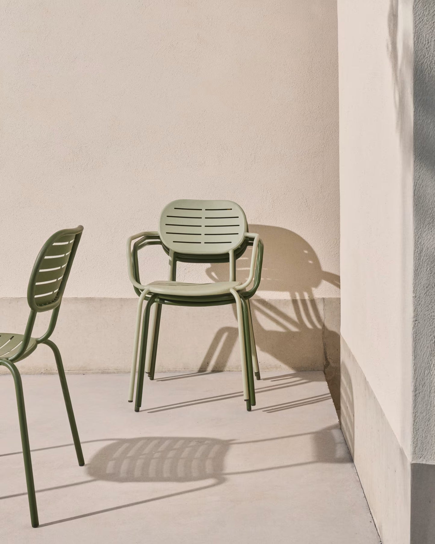 Kave Home Brai tuinstoel met arm gegalvaniseerd Turquoise