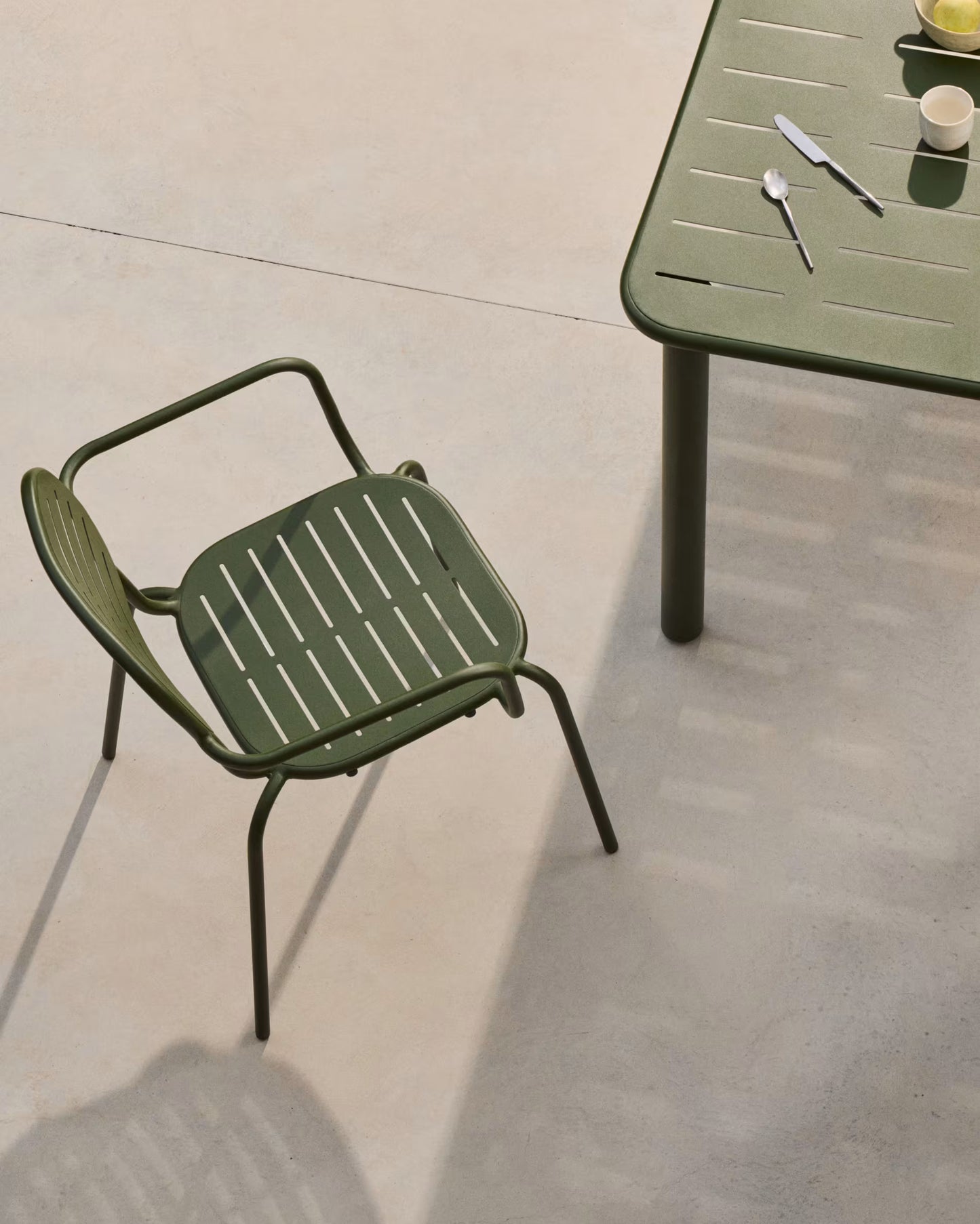 Kave Home Brai tuinstoel met arm gegalvaniseerd Groen