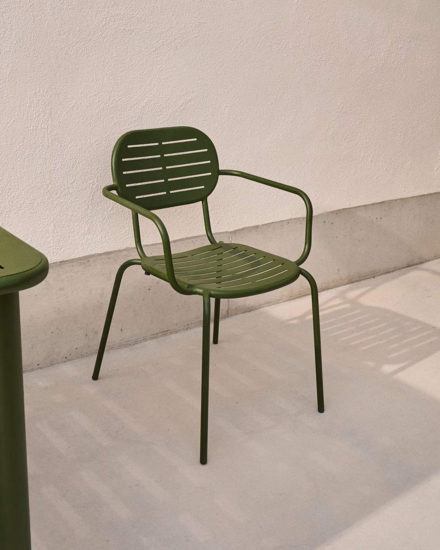 Kave Home Brai tuinstoel met arm gegalvaniseerd Groen