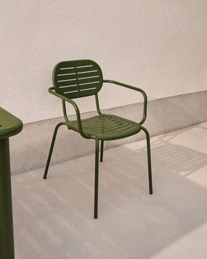 Kave Home Brai tuinstoel met arm gegalvaniseerd Groen