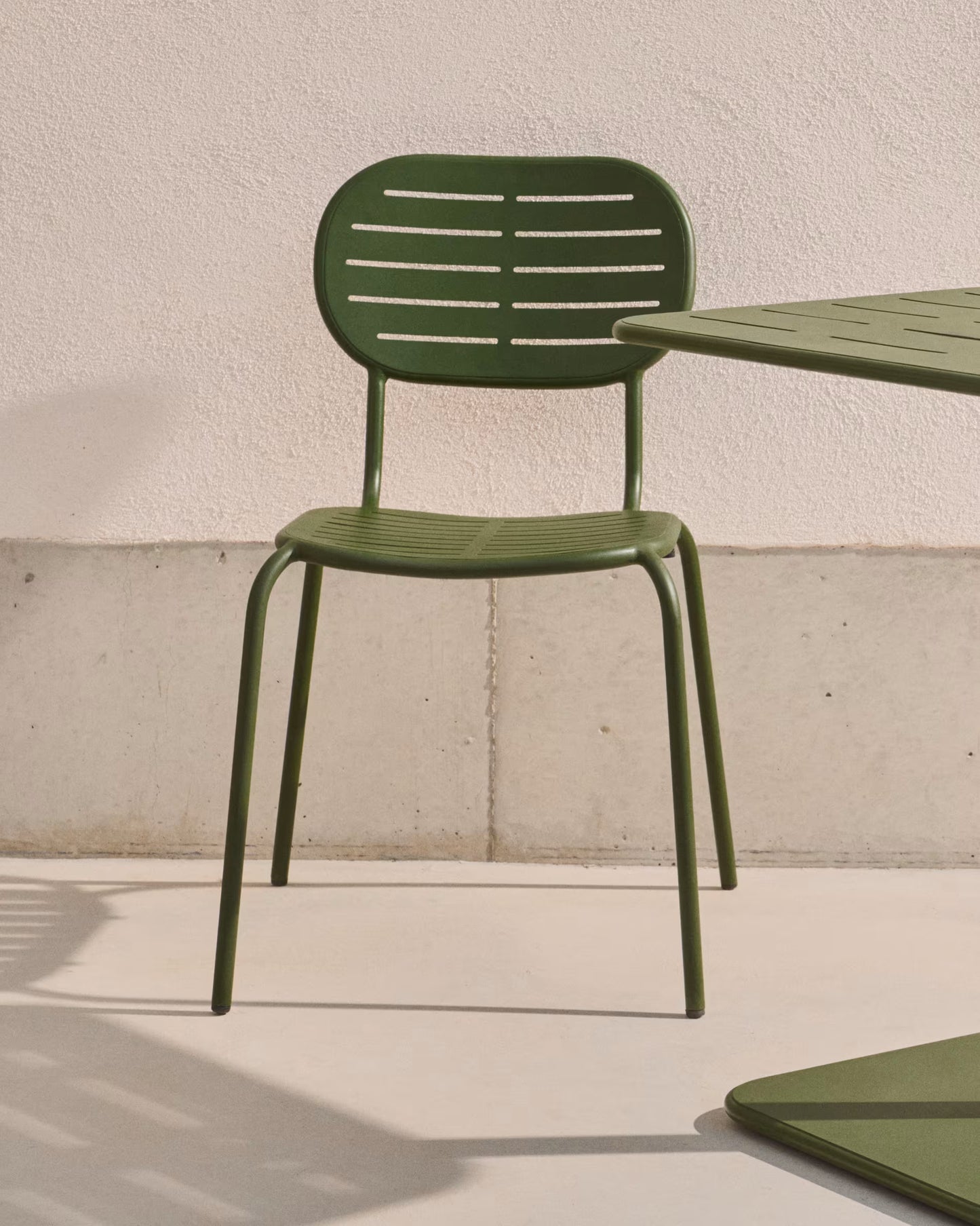 Kave Home Brai tuinstoel gegalvaniseerd Groen