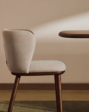 Kave Home Ciselia eetkamerstoel chenille Beige poot donker hout