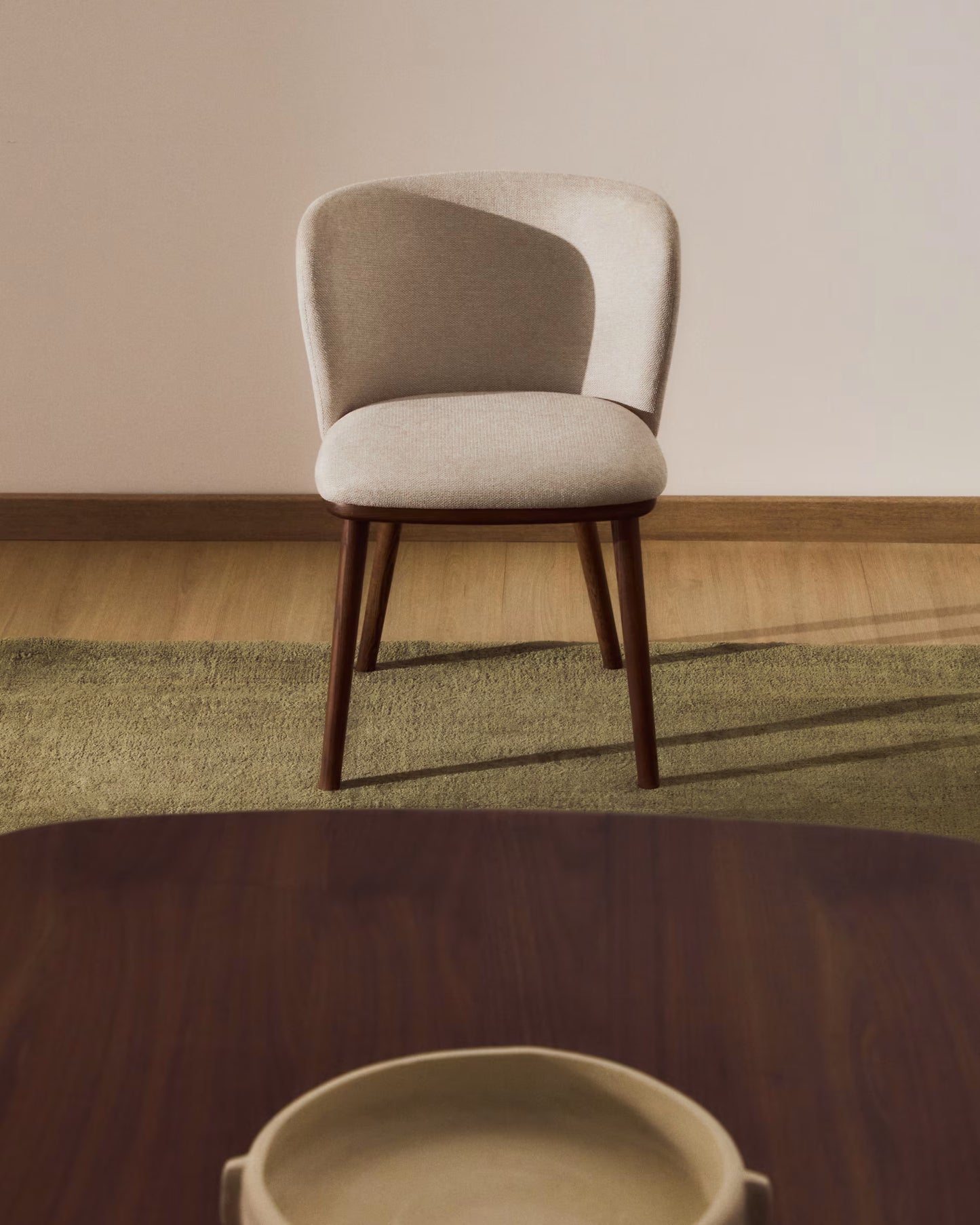 Kave Home Ciselia eetkamerstoel chenille Beige poot donker hout