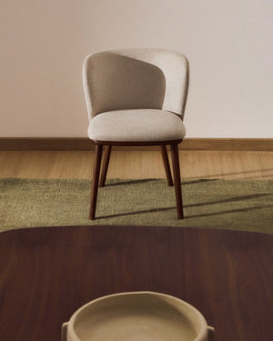 Kave Home Ciselia eetkamerstoel chenille Beige poot donker hout