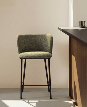 Kave Home Ciselia barkruk H65 dik chenille Groen poot zwart
