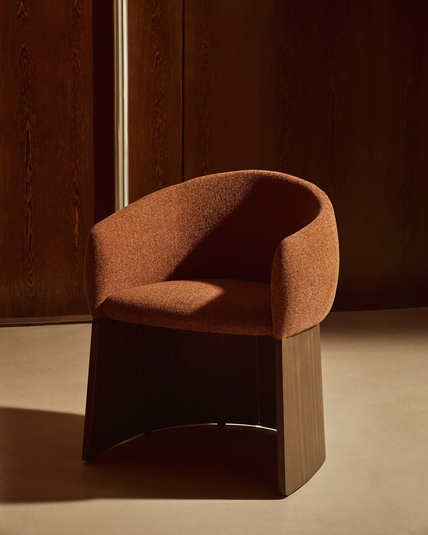Kave Home Bosca eetkamerstoel chenille Terracotta walnoot