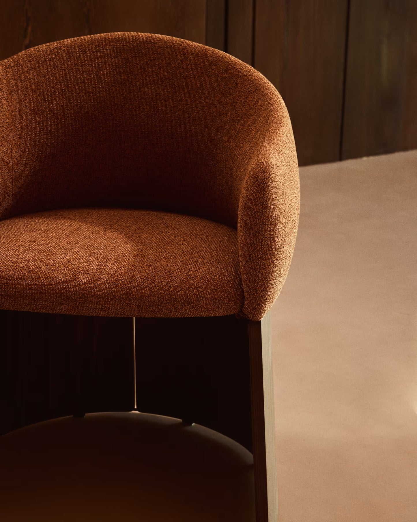 Kave Home Bosca eetkamerstoel chenille Terracotta walnoot