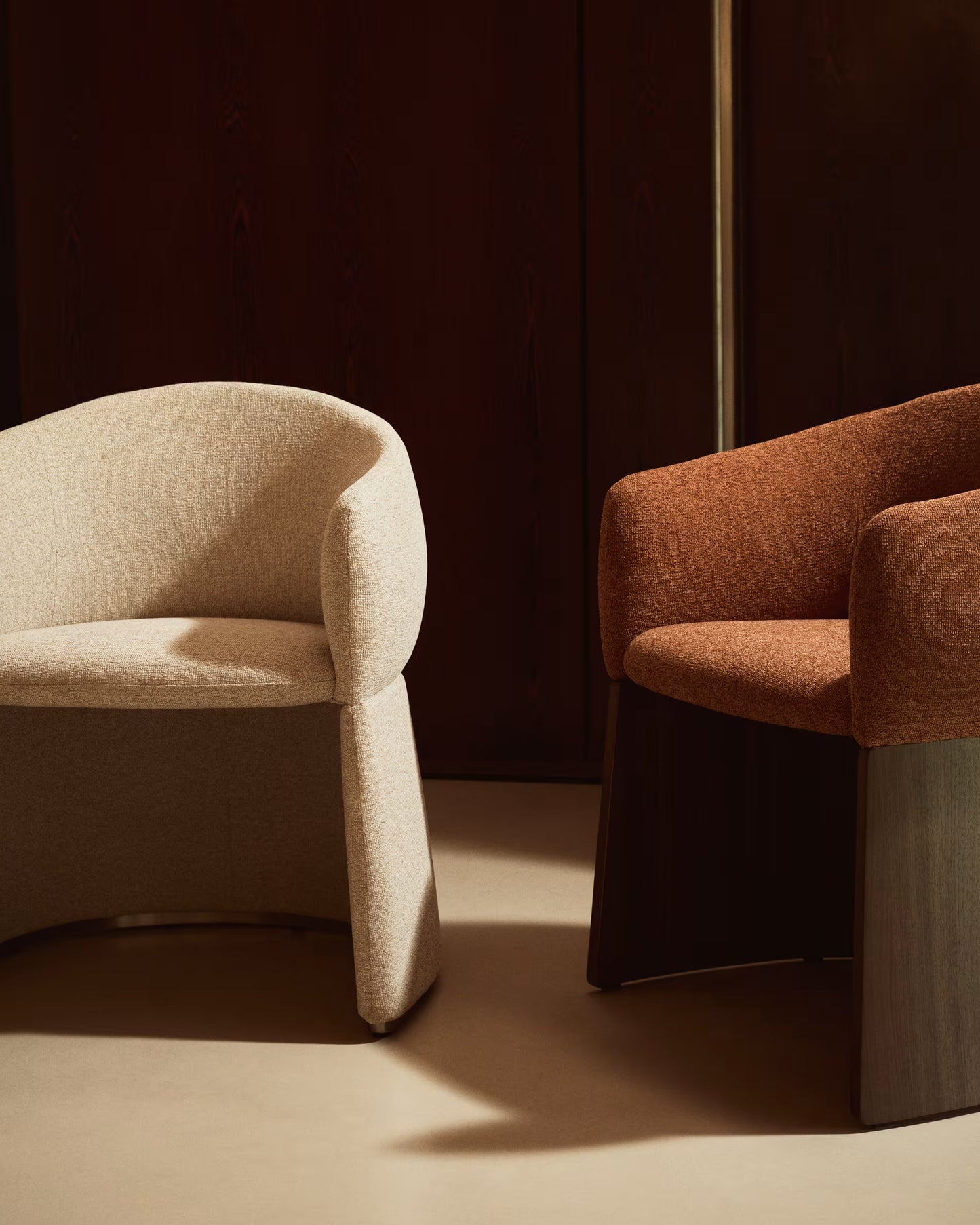 Kave Home Bosca eetkamerstoel chenille Terracotta walnoot