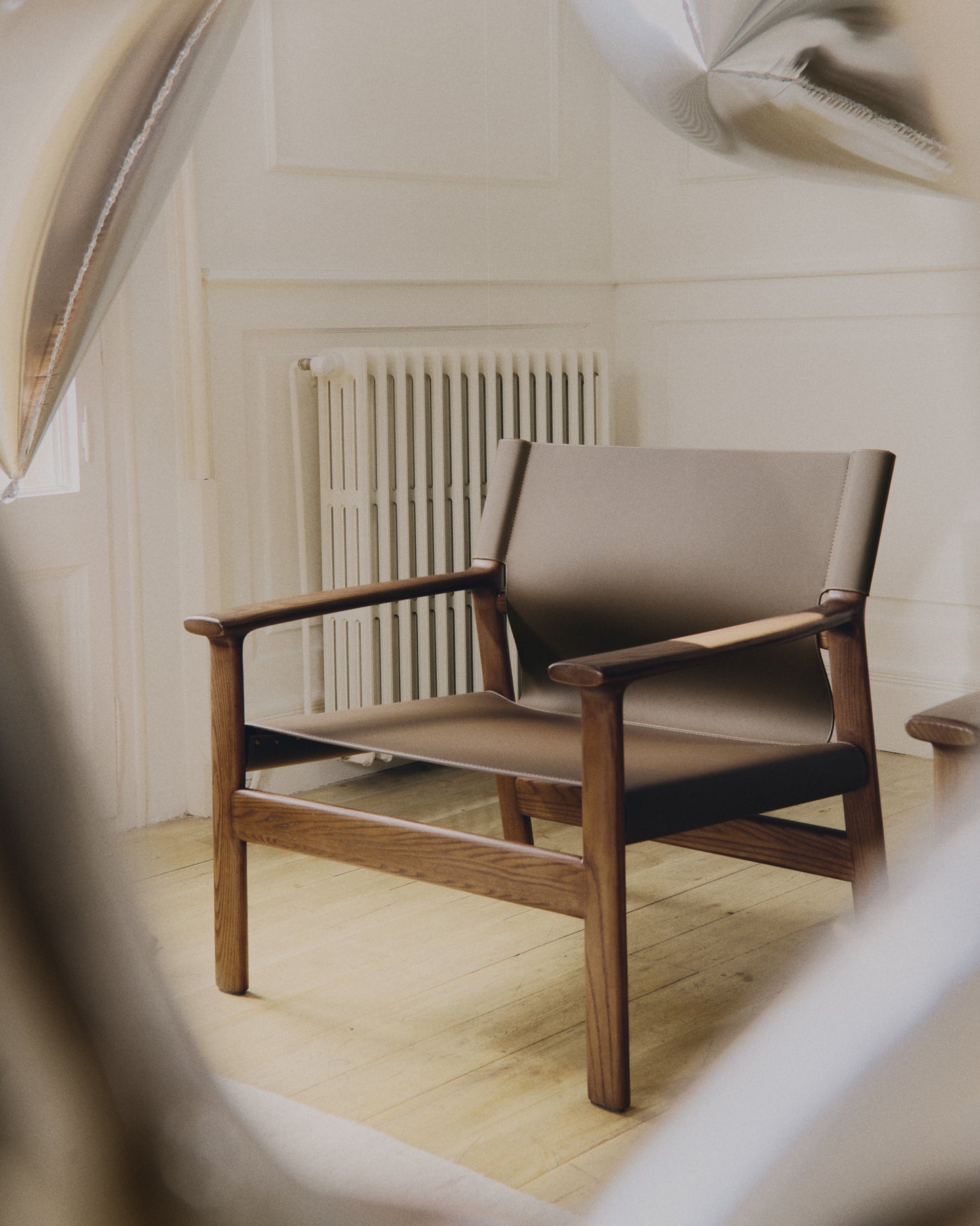 Kave Home Jan fauteuil leder Donkerbruin essenhout