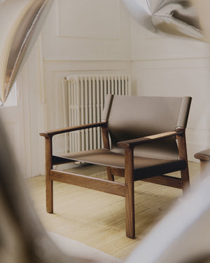Kave Home Jan fauteuil leder Donkerbruin essenhout