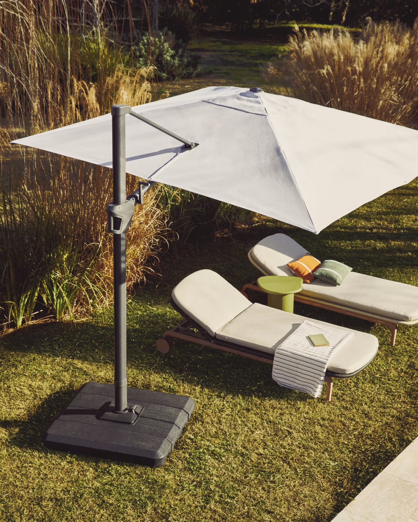 Kave Home Alfaz parasolvoet Zwart