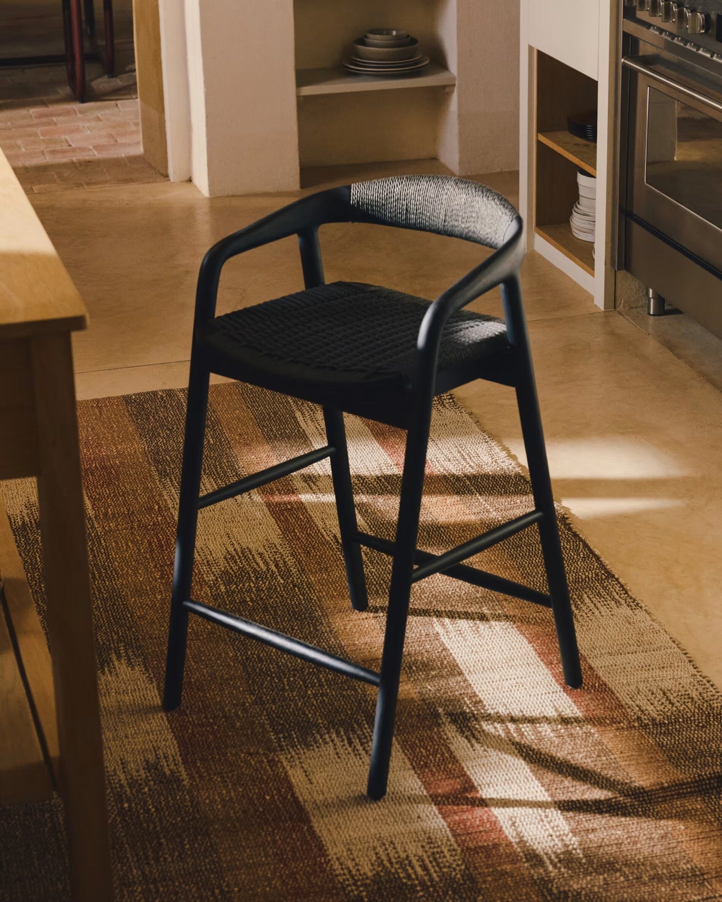 Kave Home Derile barkruk H65 cm eiken Zwart