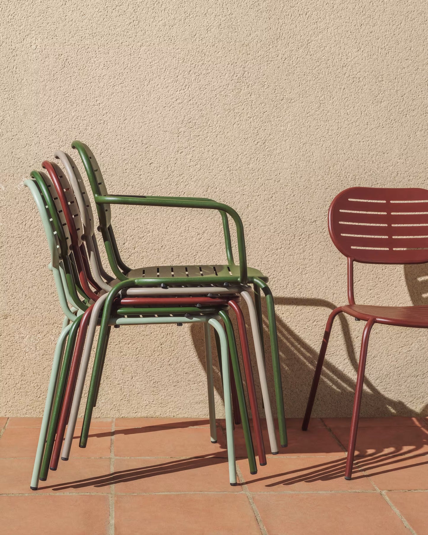Kave Home Brai tuinstoel gegalvaniseerd Burgundy