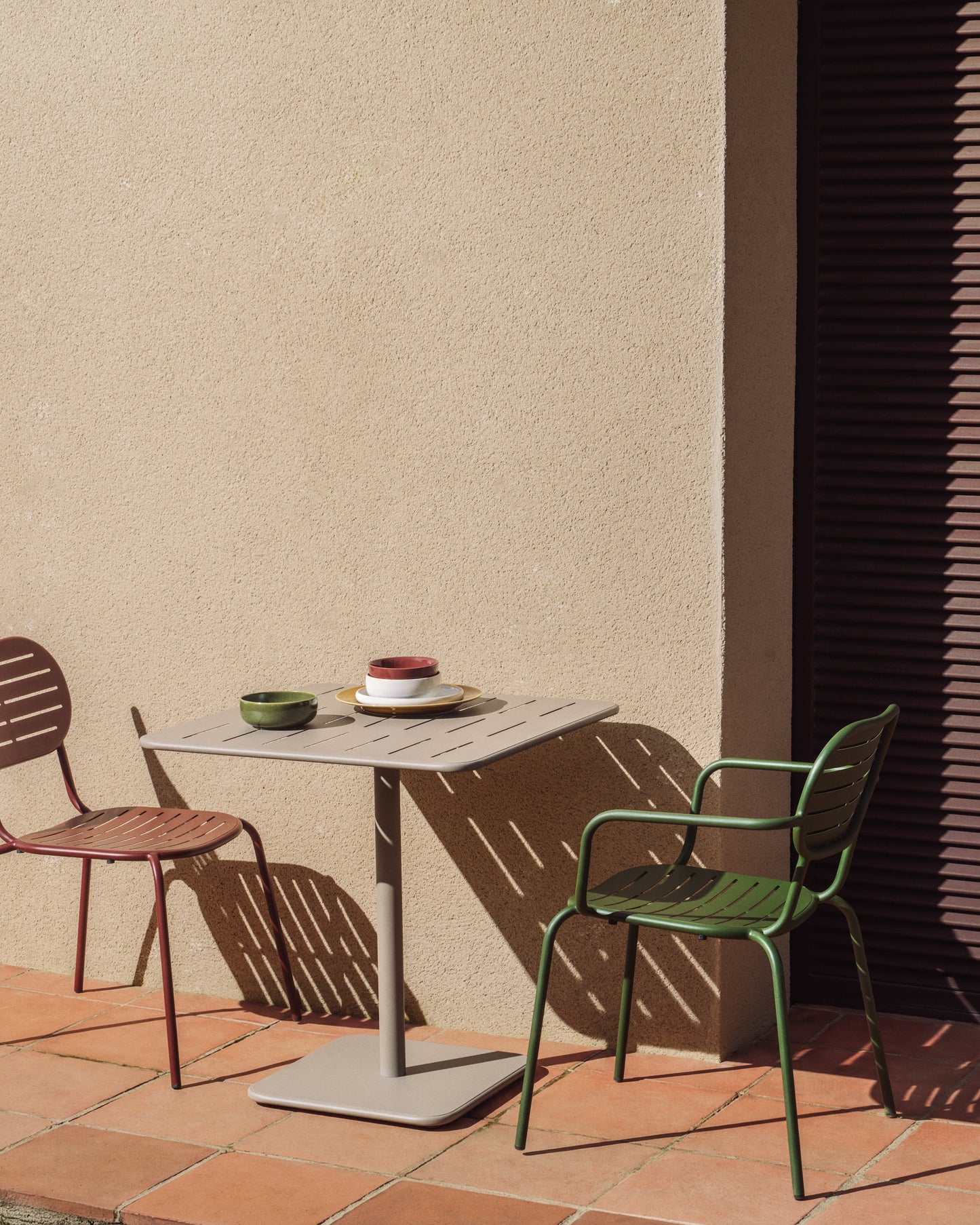 Kave Home Brai tuintafel 70x70 cm gegalvaniseerd Taupe