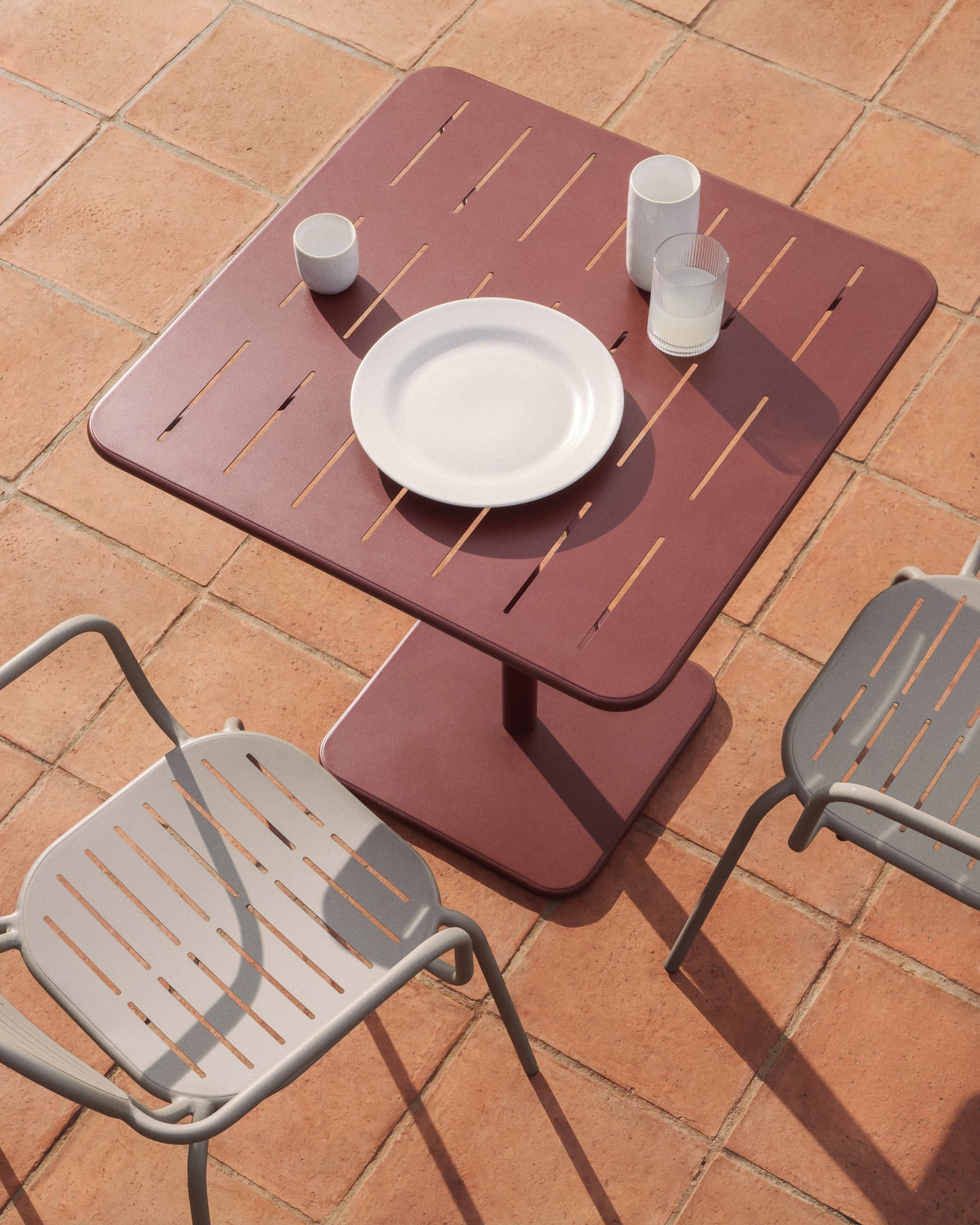 Kave Home Brai tuintafel 70x70 cm gegalvaniseerd Burgundy