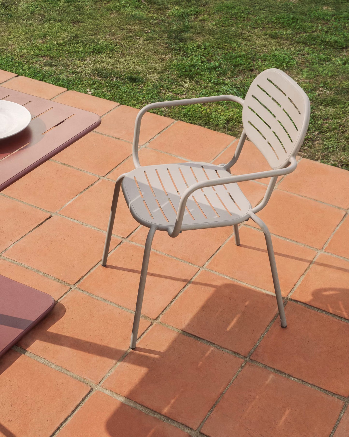 Kave Home Brai tuinstoel met arm gegalvaniseerd Taupe