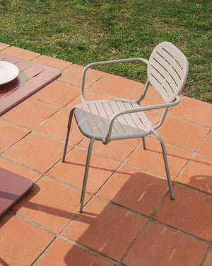 Kave Home Brai tuinstoel met arm gegalvaniseerd Taupe