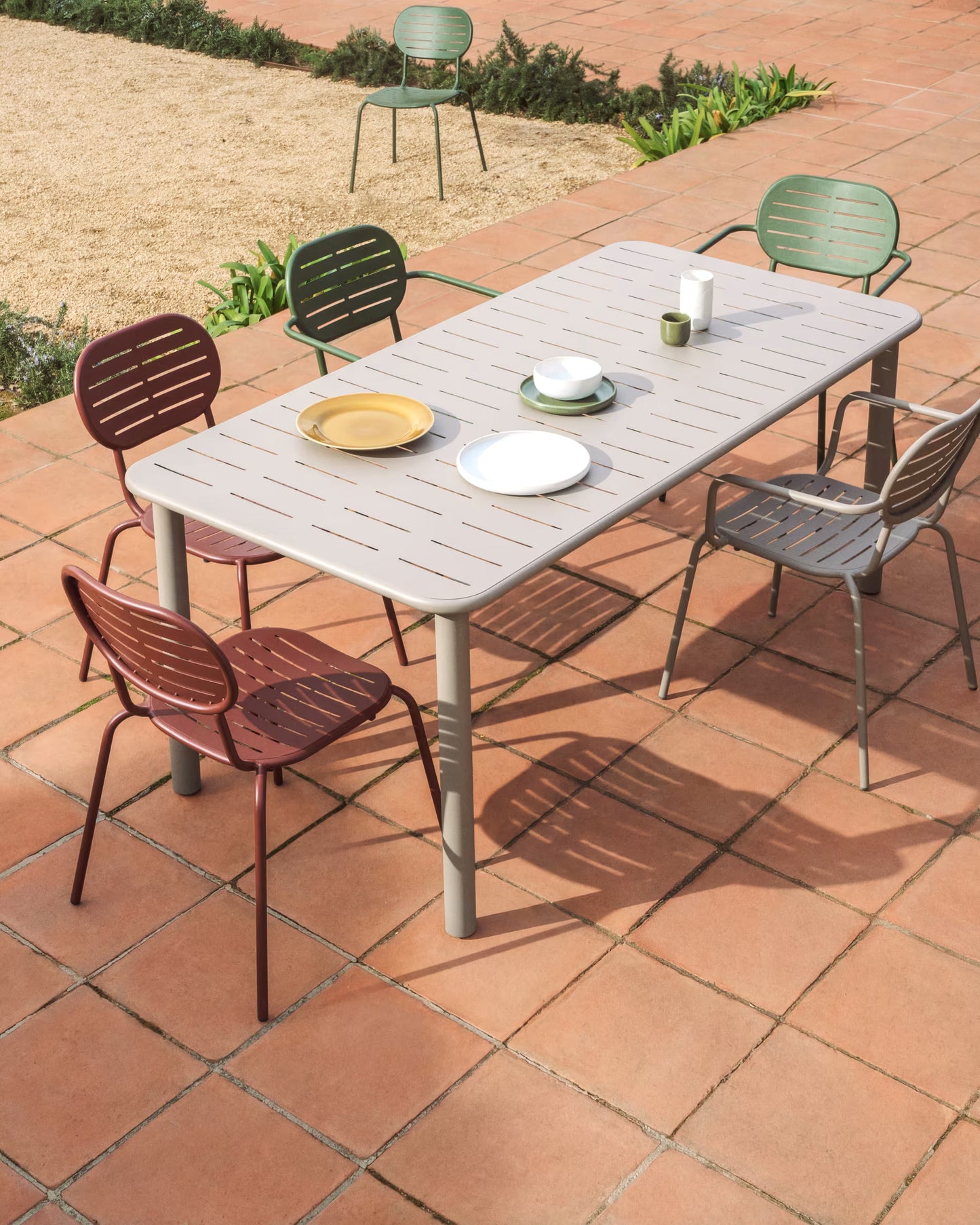 Kave Home Brai tuinstoel gegalvaniseerd Burgundy