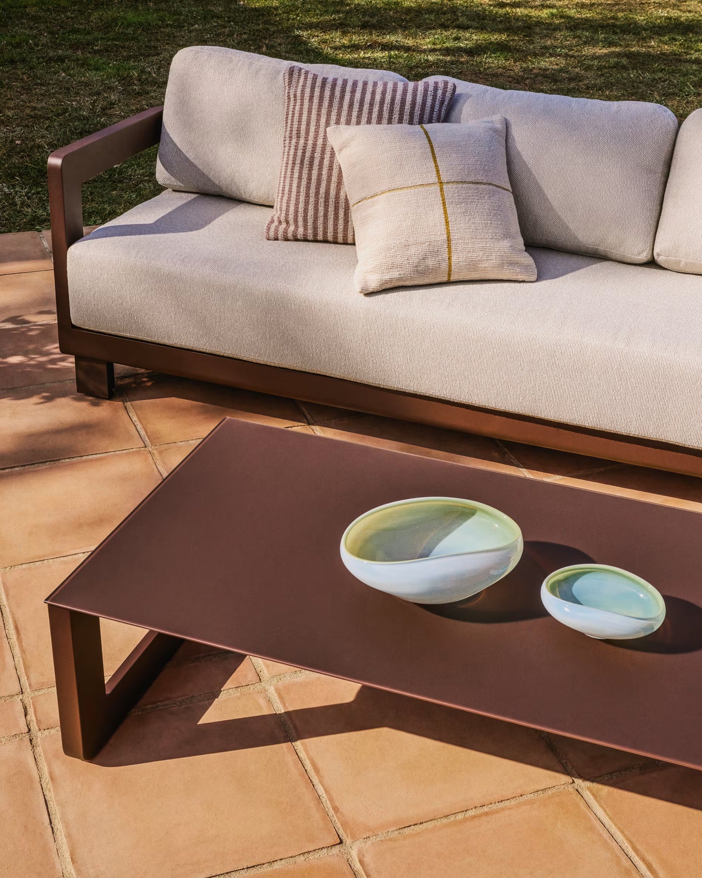 Kave Home Nerano 3-zits tuinbank met bijzettafel Bruin