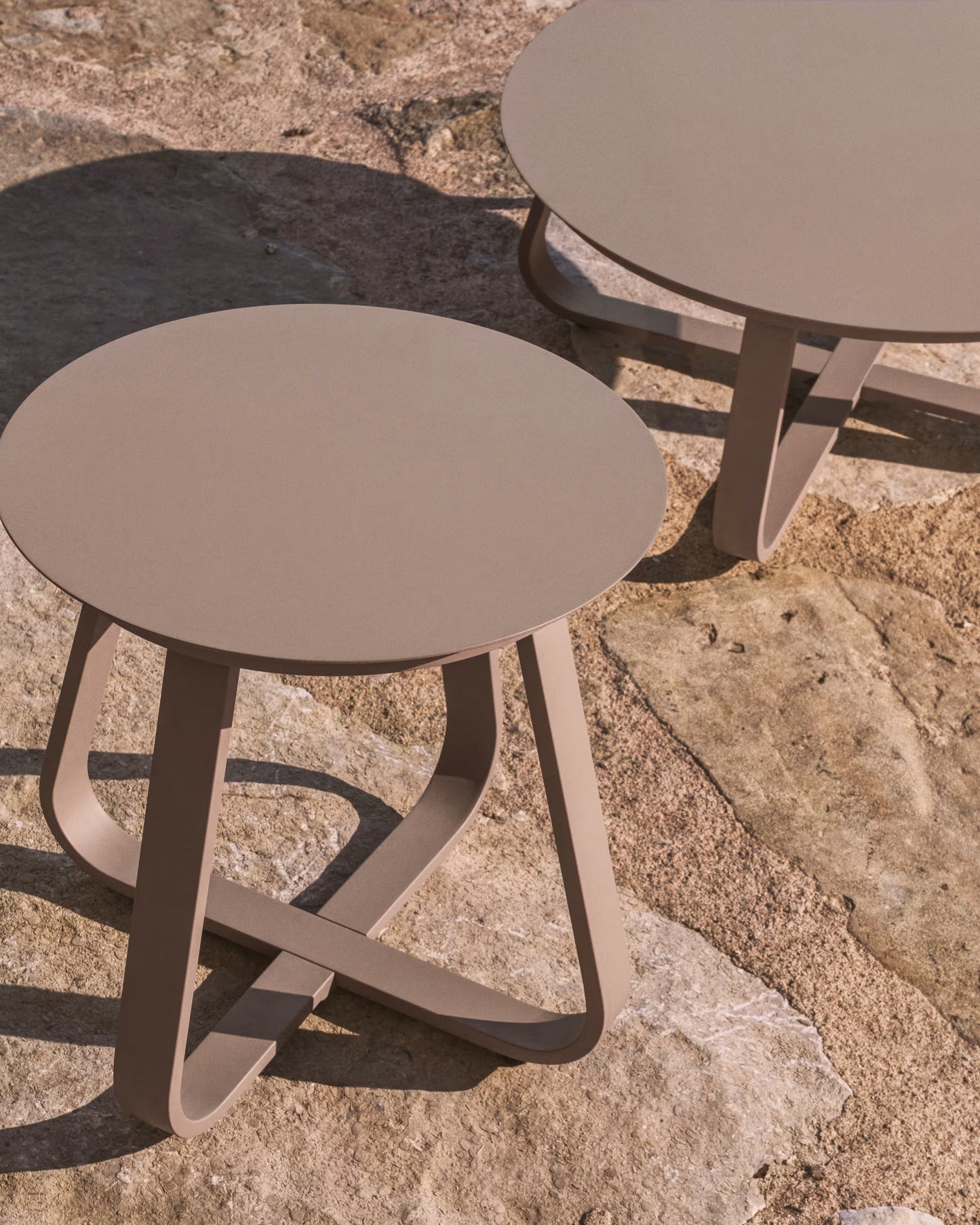 Kave Home Tamaris bijzettafel Ø48 cm Taupe