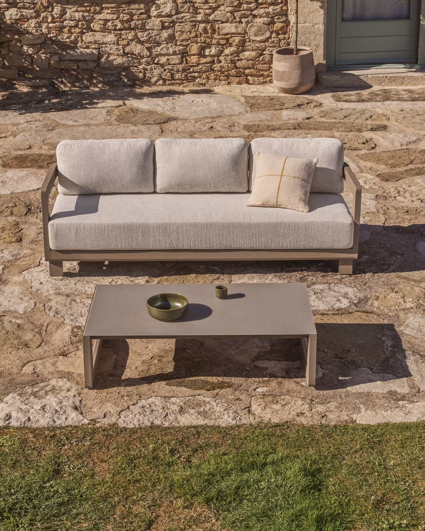 Kave Home Nerano 3-zits tuinbank met bijzettafel Taupe