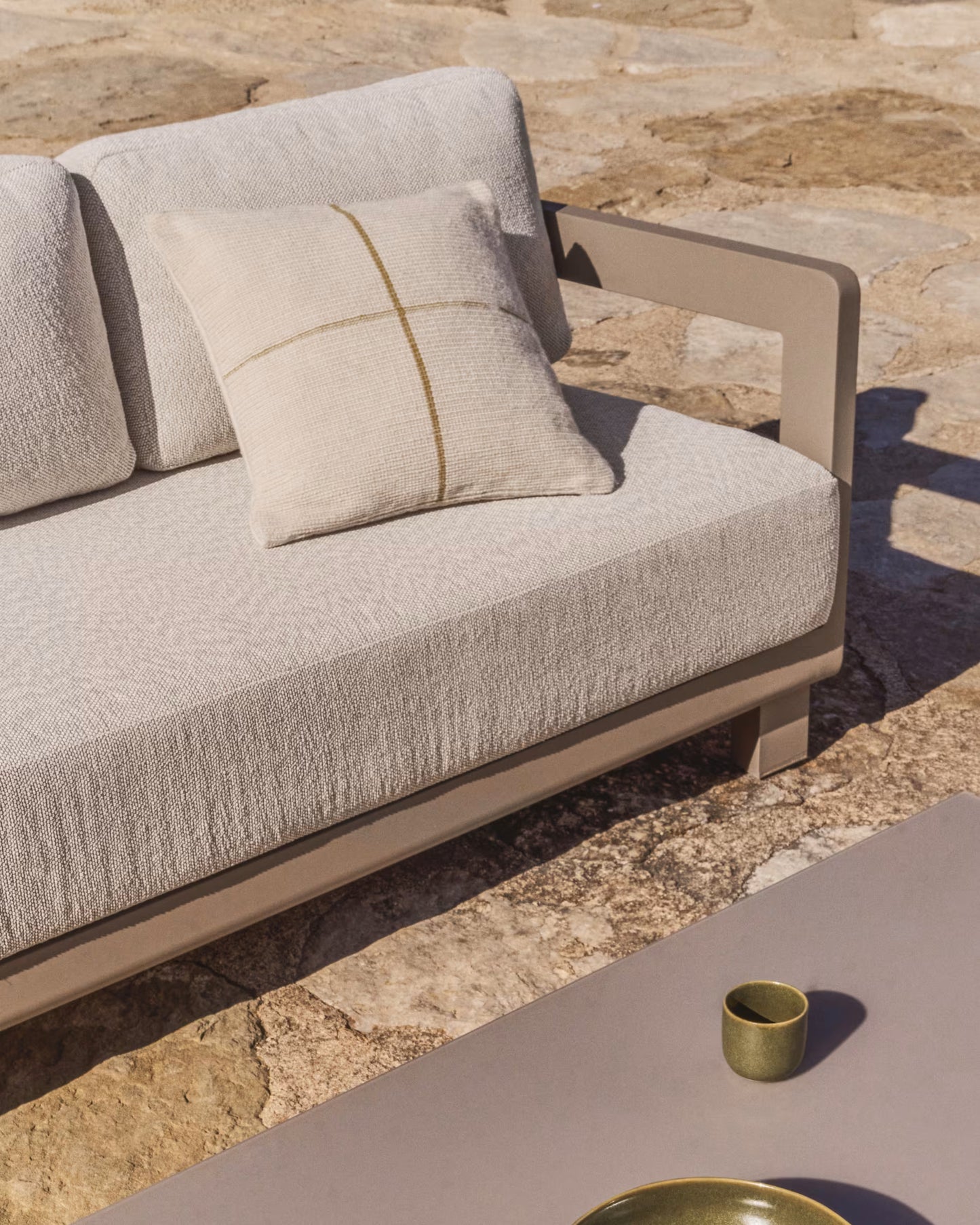 Kave Home Nerano 3-zits tuinbank met bijzettafel Taupe