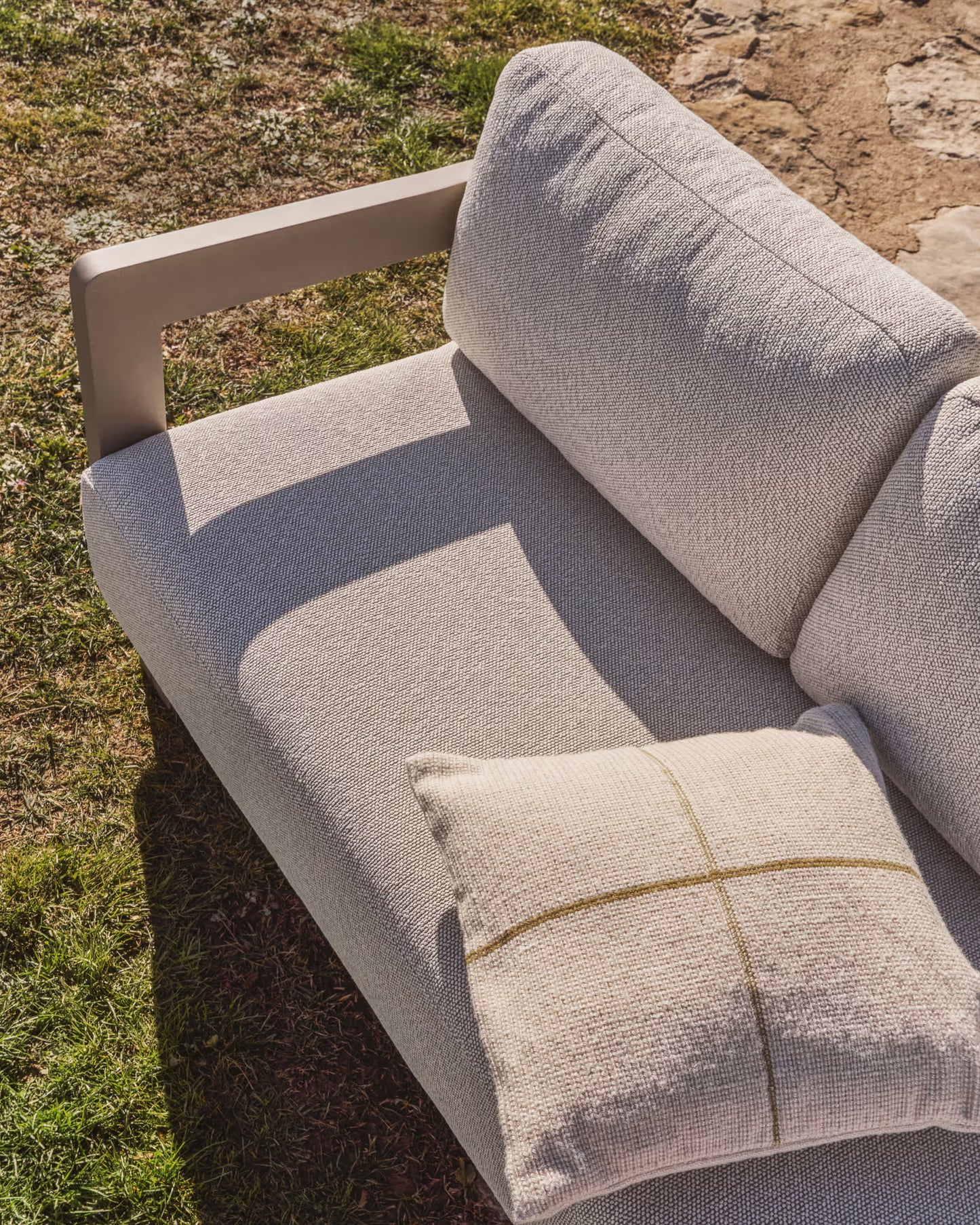 Kave Home Nerano 3-zits tuinbank met bijzettafel Taupe