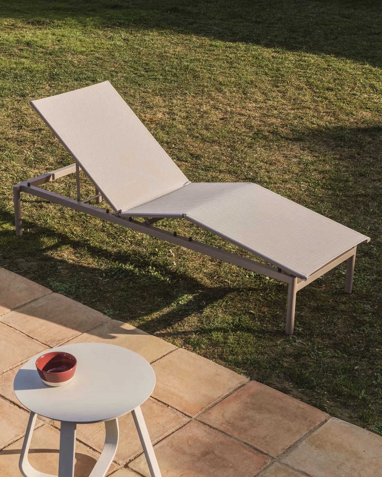 Kave Home Lesina ligbed Taupe/Ecru