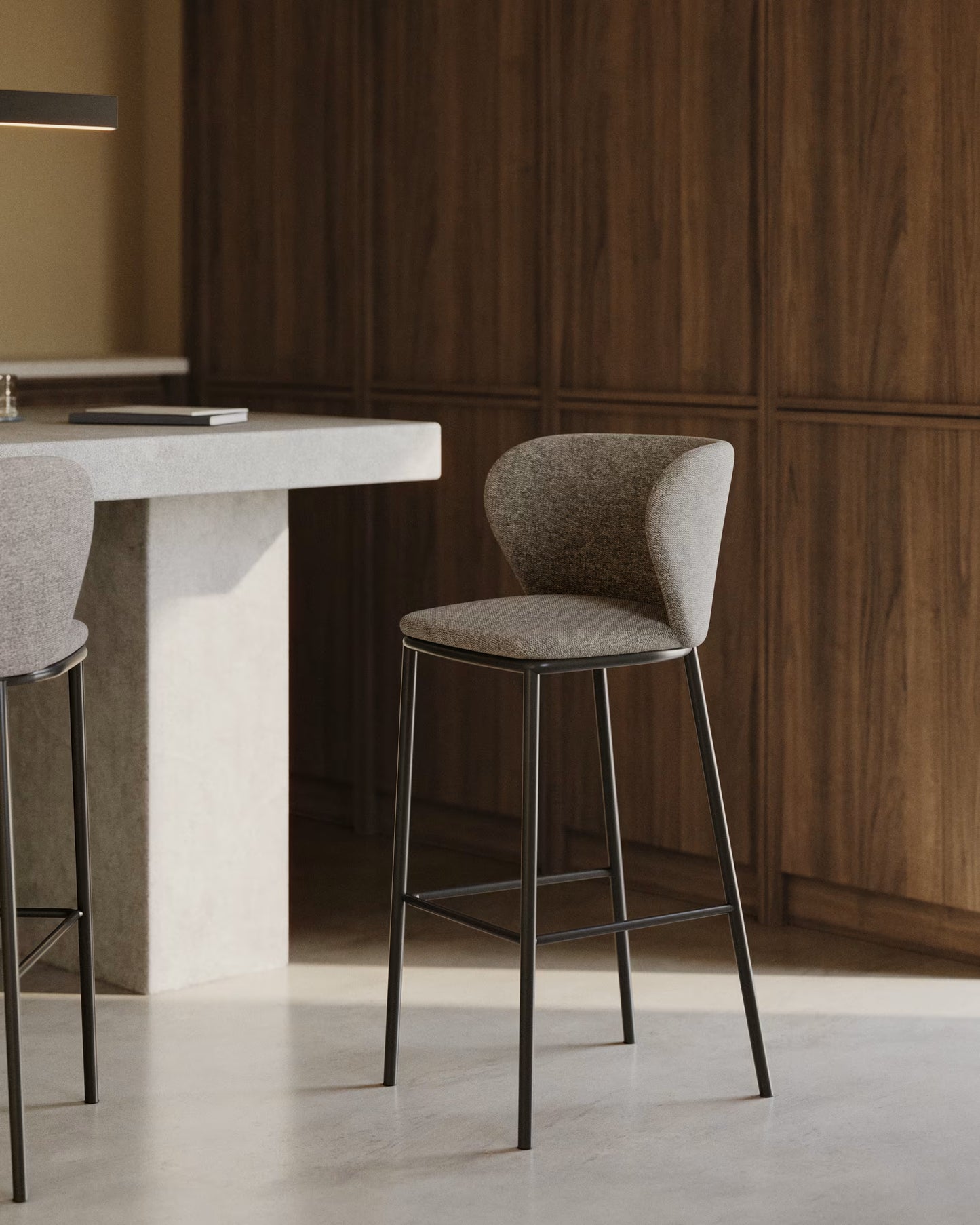 Kave Home Ciselia barkruk H65 chenille Lichtbruin poot zwart