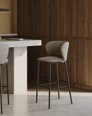 Kave Home Ciselia barkruk H65 chenille Lichtbruin poot zwart
