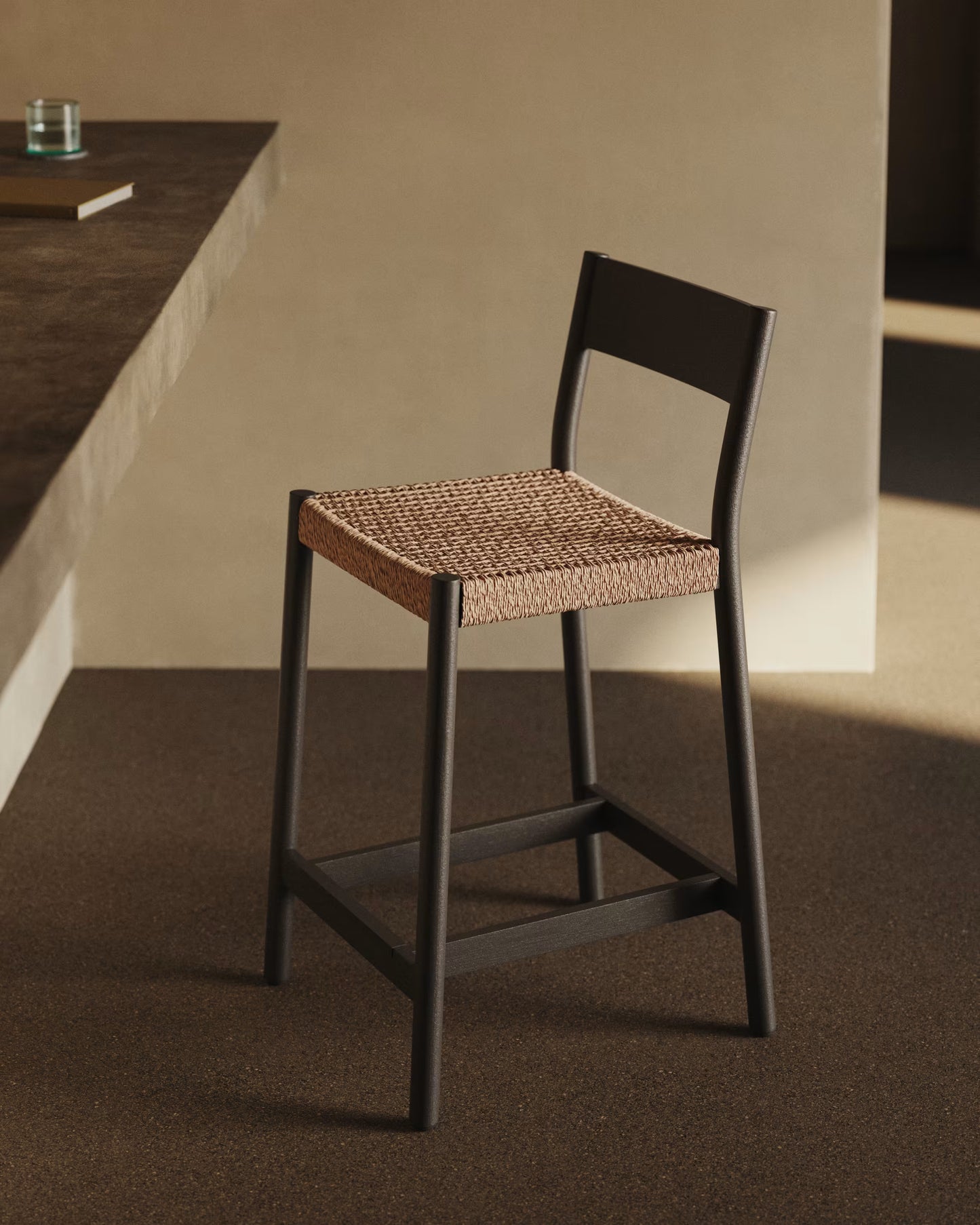 Kave Home Yalia barkruk H65 met rugleuning Zwart