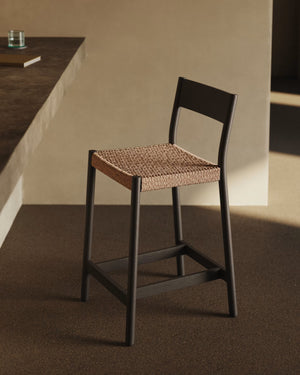 Kave Home Yalia barkruk H65 met rugleuning Zwart