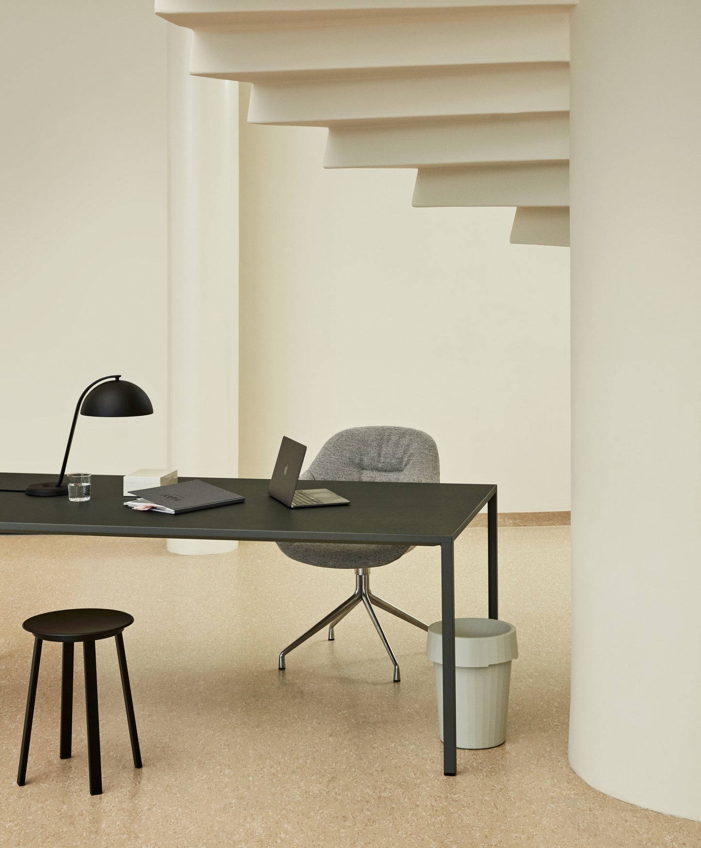 HAY About a Chair AAC 121 Soft eetkamerstoel Sense Cognac swivel zwart