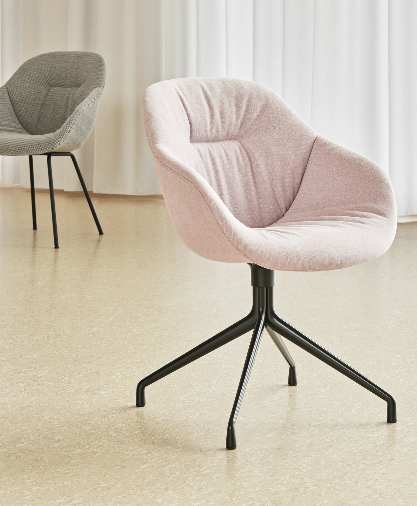 HAY About a Chair AAC 121 Soft eetkamerstoel Sense Cognac swivel zwart