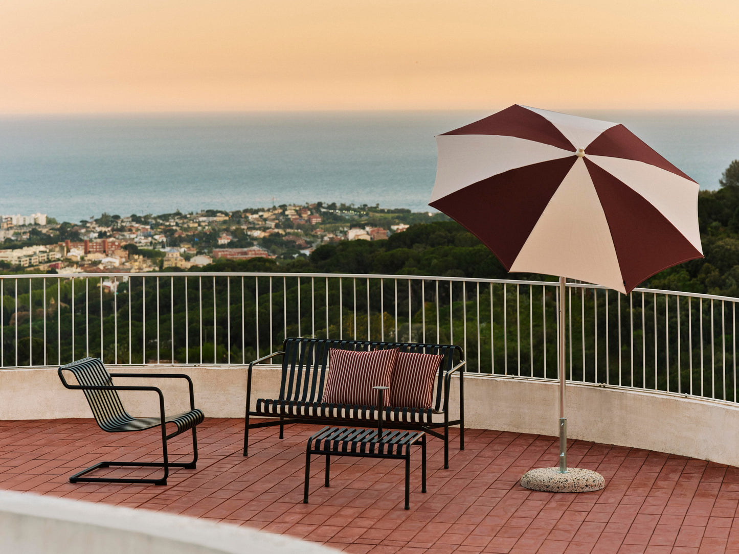 HAY Terrazza Hexagon parasol Off-White / Burgundy