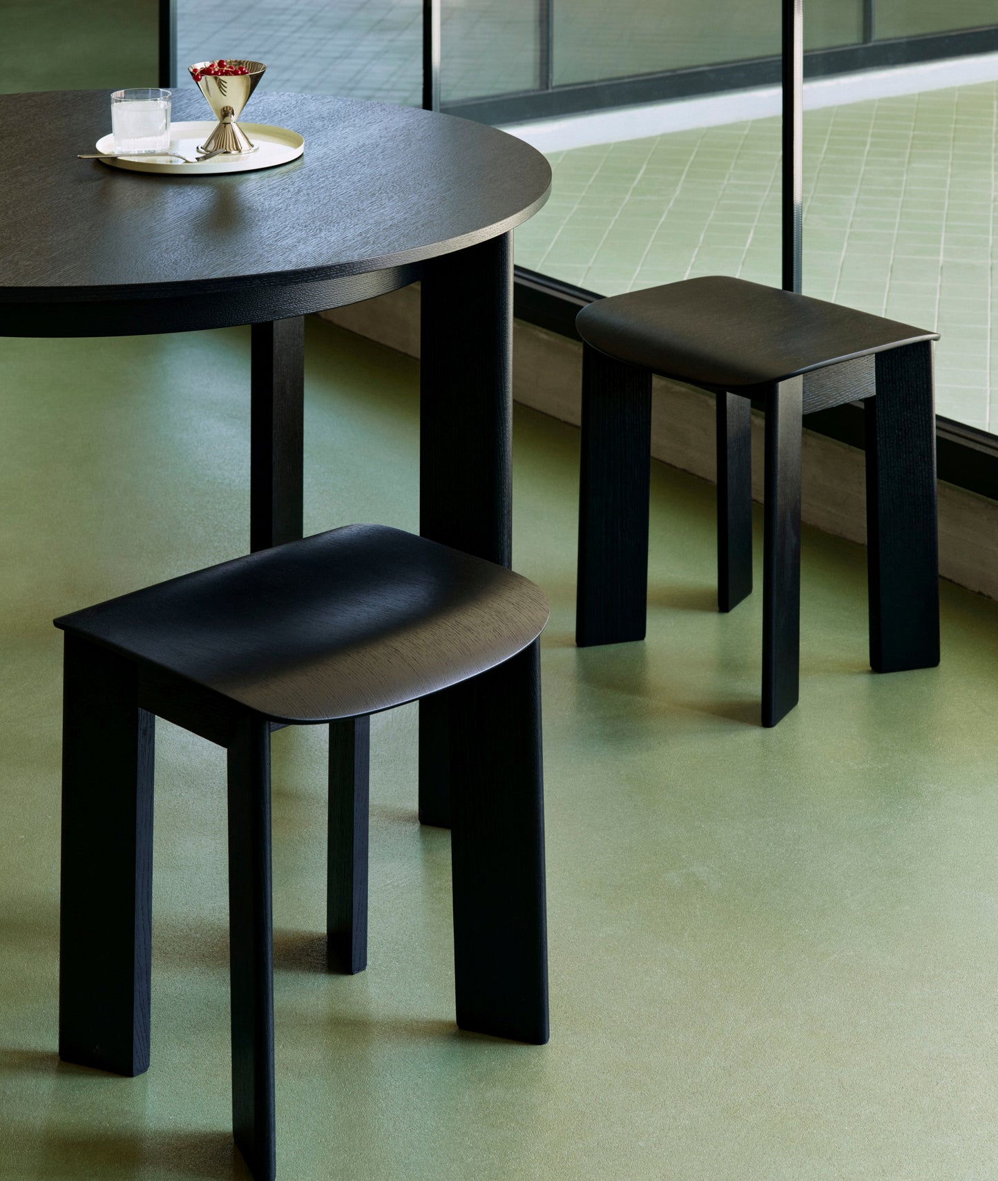 HAY Chisel 25 eettafel rond Ø110 cm zwart gelakt eiken