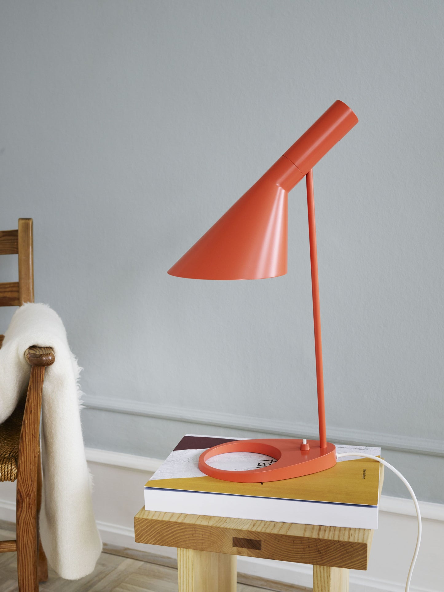 Louis Poulsen AJ tafellamp Electric Orange